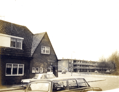 53410 Gezicht op het huis Adriaan van Bergenstraat 135 (links van het midden) te Utrecht, vanuit de Jacob Simonsz. de ...